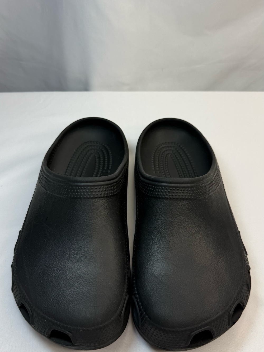 CROCS Classic Black Slip-On Clogs Women’s 7/Men’s 5
